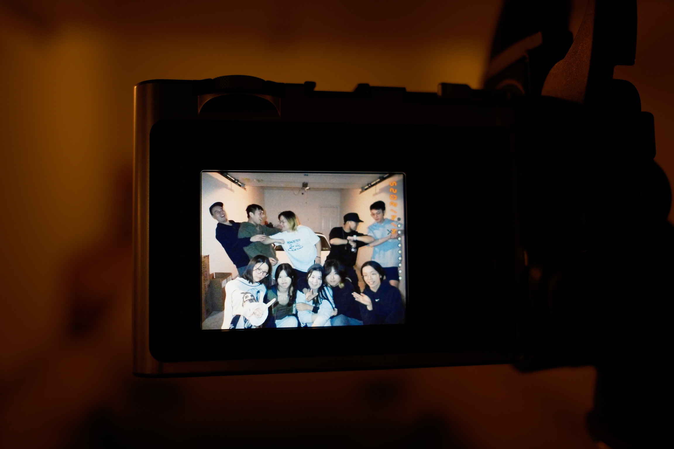 在梅西的车库前